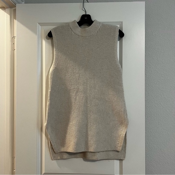 H&M Sweaters - H&M SLEEVELESS SWEATER SIZE XS